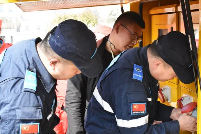 Early preparation for major emergencies | Training on the skills of using high flow drainage rescue vehicles