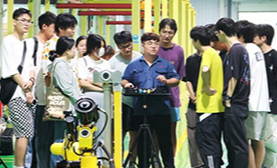 More than 100 teachers and students majoring in artificial intelligence from the School of Information and Control at China University of Mining and Technology visited Xinke Robotics for learning and observation